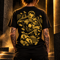 Schwarzes N95 T-Shirt in Rückenansicht mit goldenem Clown-, Pistolen-, Skelett- und Geldmotiv.