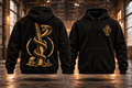 COBRA & SHOTGUN – N95 Hoodie · Vorverkauf · Bronzegold – Rückseite und Vorderseite