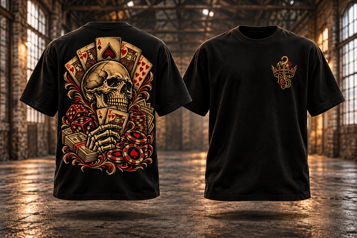 GLÜCKSSPIEL — Setz auf dich. · Gold-Rot — Rückenmotiv und passendes Brustlogo auf schwebenden schwarzen T-Shirts