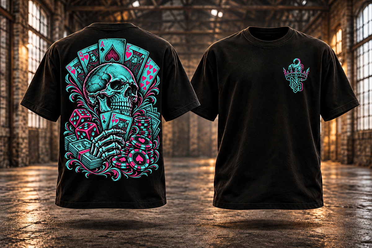 GLÜCKSSPIEL — Setz auf dich. · Türkis-Pink — Rückenmotiv und passendes Brustlogo auf schwebenden schwarzen T-Shirts