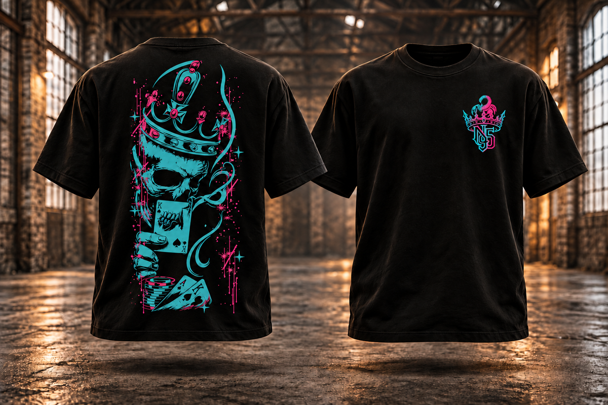 JOKER · Türkis-Pink — Rückenmotiv und passendes Brustlogo auf schwebenden schwarzen T-Shirts