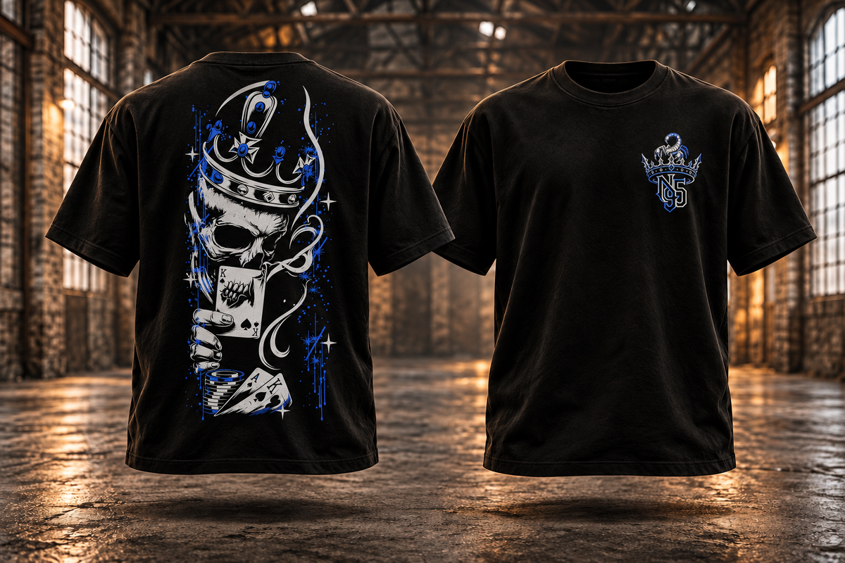 JOKER · Silber-Royalblau — Rückenmotiv und passendes Brustlogo auf schwebenden schwarzen T-Shirts