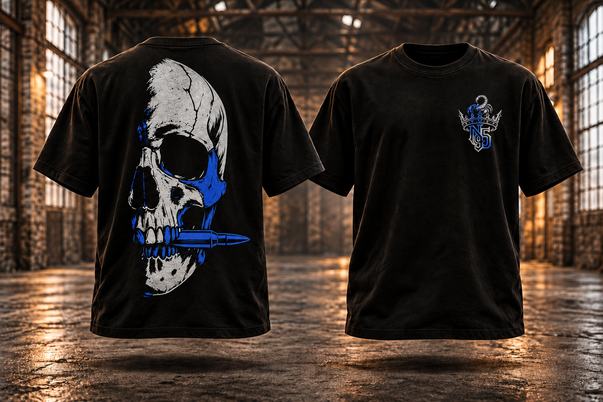 SKULL · Silber-Royalblau — Rückenmotiv und passendes Brustlogo auf schwebenden schwarzen T-Shirts